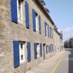 En Bretagne, une rue de volets bleu située au Conquet (Finistère)