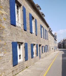 En Bretagne, une rue de volets bleu située au Conquet (Finistère)