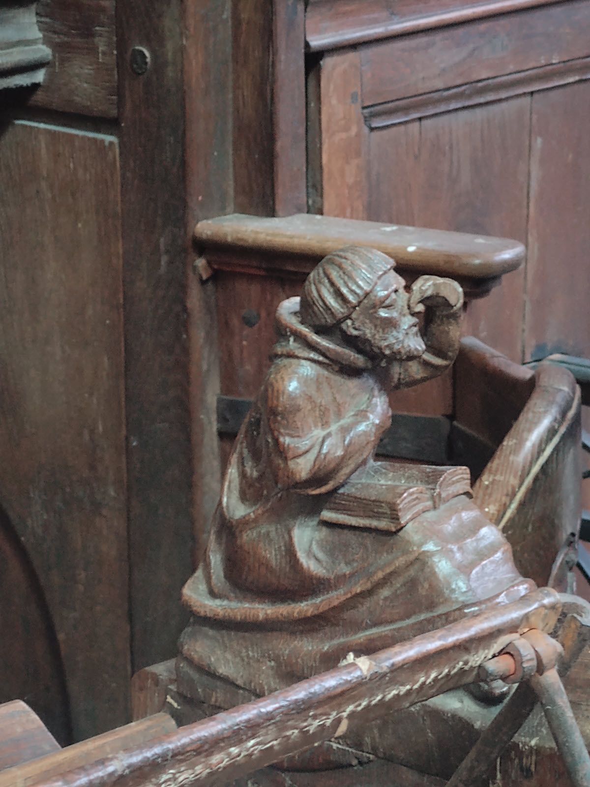 Sculpture religieuse détail de stalle dans l'église de Flavigny-sur-Ozerain